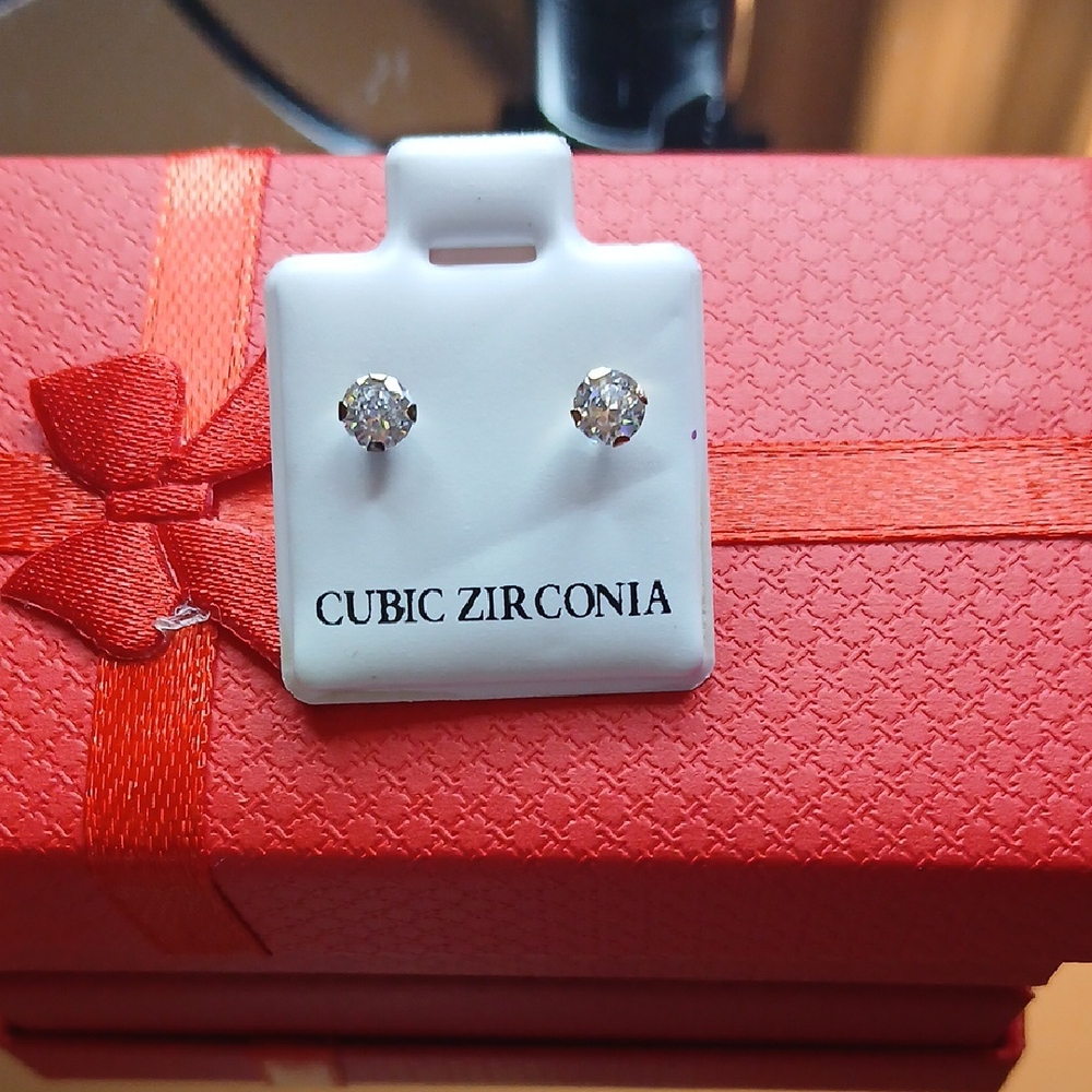 10kt Yellow REAL Gold Cubic Zirconia Stud Earrings